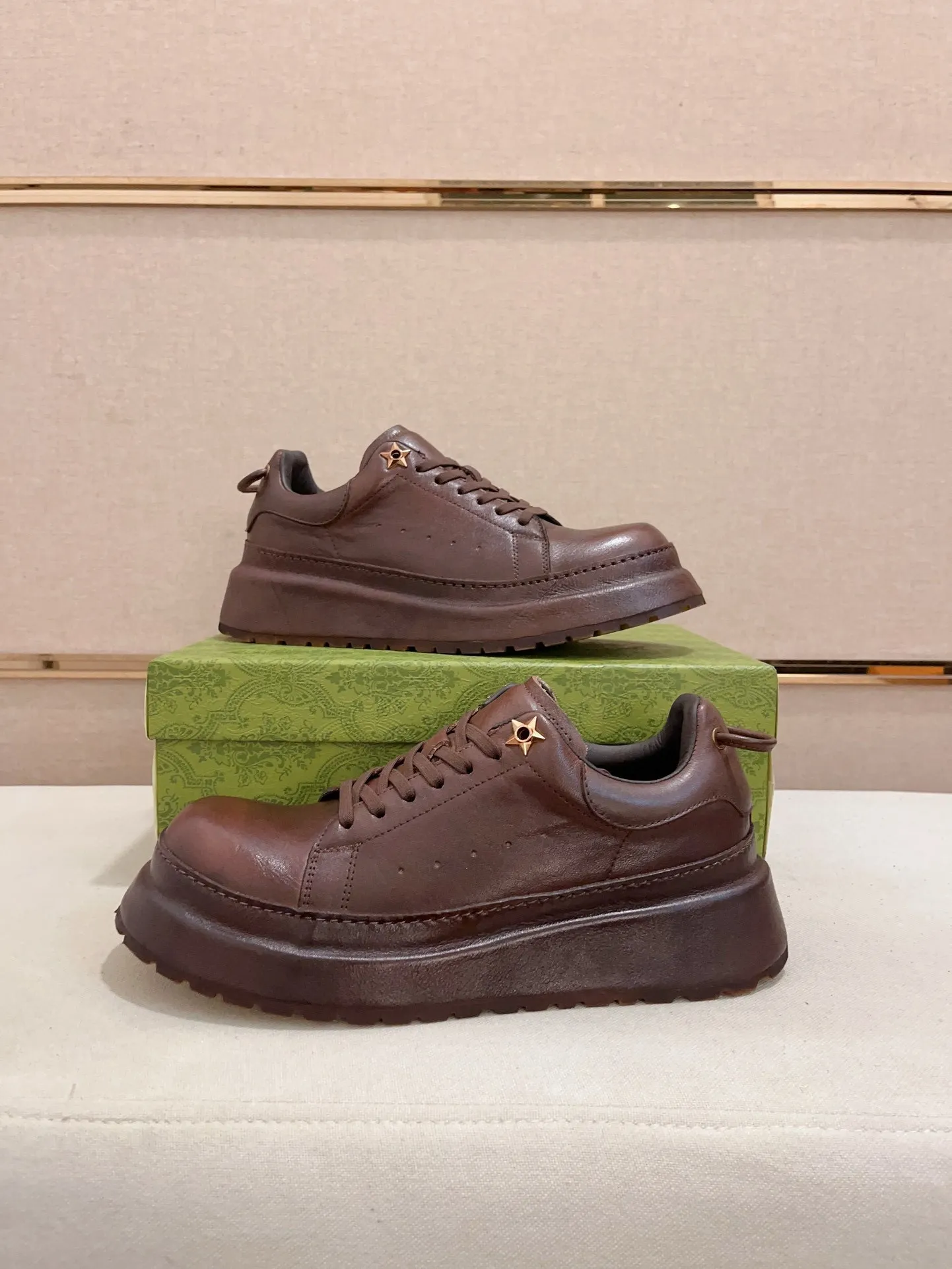 Men's shoes 💰: 680💰 Gucci (Gucci) new men's shoes, sold simultaneously on the official website, made from original orders, uppers made of first-layer cowhide, purely handmade craftsmanship 🌈 High-end first-layer genuine leather lining, original non-slip and wear-resistant outsole, fashionable and versatile, standard size .37-44. Can be customized 45-46
